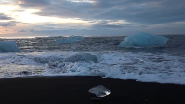 Des Icebergs Des Morceaux Glace Bleue Blanche Roulent Sur Les — Video