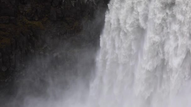 Cachoeira Fecha Movimento Lento Uma Enorme Massa Água Cai Penhasco — Vídeo de Stock