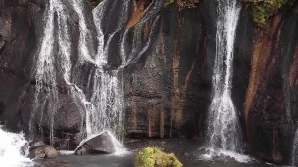 Cascada Las Montañas Cámara Lenta Carrete Alta Velocidad Tiro Muñeca — Vídeos de Stock