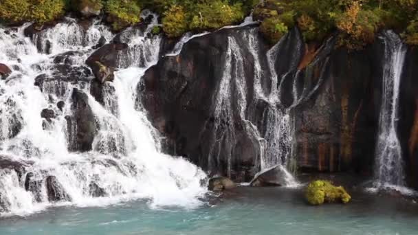 瀑布在山中慢动作 高速卷轴 慢动作多莉射击 — 图库视频影像