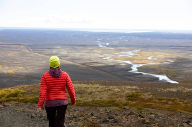 Genç kadın dağlarda seyahat