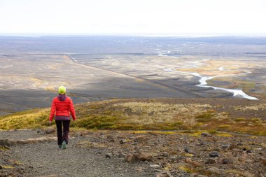 Genç kadın dağlarda seyahat