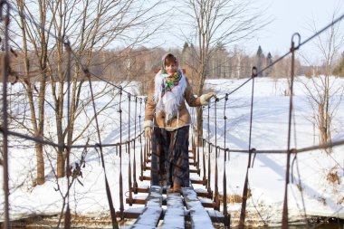 Nehir ve kar kış manzara güzel ve genç birbayan. Güneşli soğuk gün