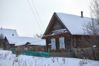 Rusya'nın kırsal manzara. Kış köy evi ve orman
