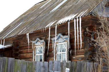 Rusya'nın kırsal manzara. Kış köy evi ve orman