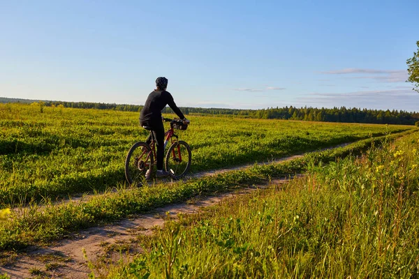 Eine Junge Frau Fährt Mit Dem Fahrrad Auf Einem Feldweg — Stockfoto