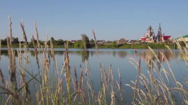 Göl ve kilise ile kırsal manzara görünümünü. Rusya'nın sakin yaz sabahı