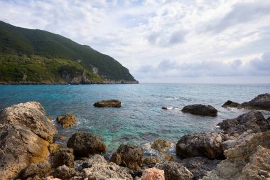 Turkuaz su, uçurumlar ve denizin güzel deniz manzarası. Güneşli sıcak tropikal gün. Akdeniz seyahat için arka plan. Yunanistan. Europe