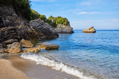 Turkuaz su, uçurumlar ve denizin güzel deniz manzarası. Güneşli sıcak tropikal gün. Akdeniz seyahat için arka plan. Yunanistan. Europe