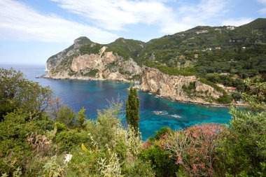 Turkuaz su, uçurumlar ve denizin güzel deniz manzarası. Güneşli sıcak tropikal gün. Akdeniz seyahat için arka plan. Yunanistan. Europe
