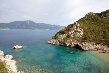 Turkuaz su, uçurumlar ve denizin güzel deniz manzarası. Güneşli sıcak tropikal gün. Akdeniz seyahat için arka plan. Yunanistan. Europe