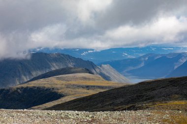 Güzel dağ manzarası. Temiz havada rahatlayın. Mavi gökyüzü bulutlu. Dağ doruklarına kar ve çim ile. Dağ tundra Ural Rusya