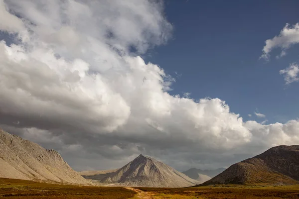 Przepięknych Górskich Krajobrazów Relaks Świeżym Powietrzu Błękitne Niebo Chmurami Szczyty — Zdjęcie stockowe