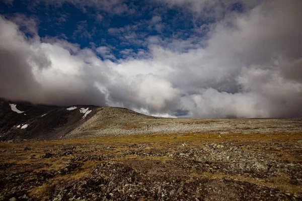 美丽的山景 在清新的空气中放松身心 蓝天与云 有雪和草的山峰 俄罗斯东德拉乌拉尔山 — 图库照片