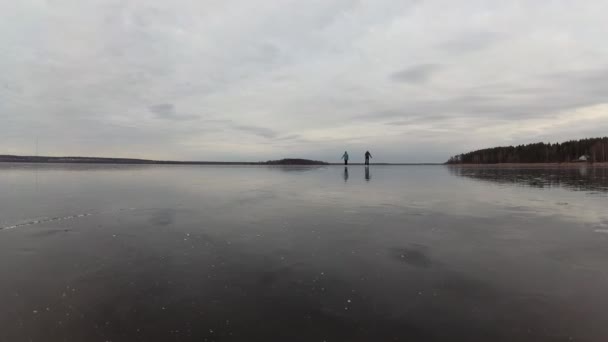 Twee Jonge Vrouwen Schaatsen Ijs Happy Keer Frisse Lucht Beweging — Stockvideo