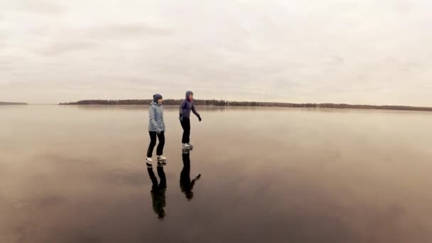 Deux Jeunes Femmes Patinant Sur Glace Bon Temps Dans Air — Video
