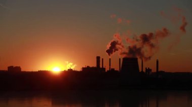 Baca kazan borudan fabrika hava manzara endüstriyel duman sigara. Stok video. Endüstriyel fabrika ve şehir bacada yasaktır. Santral havadan görünümü Sanayi Boruları emisyon duman. Sigara Kazan boruları görünümünden abo
