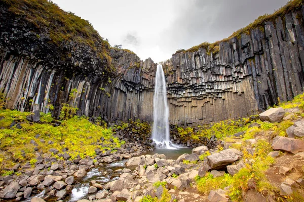 Сонячний Чаруючим Водоспаду Один Найбільш Відомих Водоспадів Ісландії — стокове фото