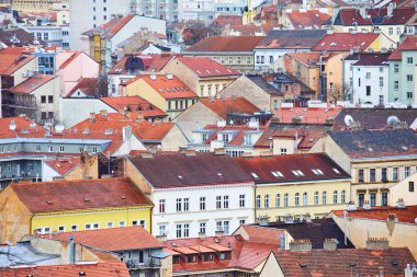 Evleri ile geleneksel kırmızı çatılar Prag, Çek Cumhuriyeti. Yukarıdan görüntülemek
