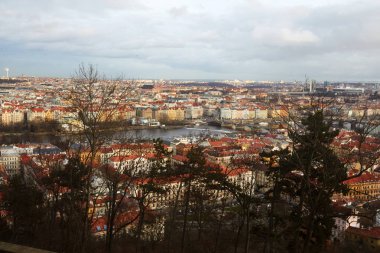 Evleri ile geleneksel kırmızı çatılar Prag, Çek Cumhuriyeti. Yukarıdan görüntülemek