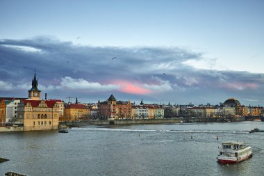 Prague, Çek Cumhuriyeti güzel görünümünü Dvorak dolgu, Vltava Nehri ve Prag eski şehir. Prague, Çek Cumhuriyeti merkezi Panoraması.