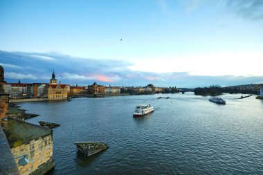 Prague, Çek Cumhuriyeti güzel görünümünü Dvorak dolgu, Vltava Nehri ve Prag eski şehir. Prague, Çek Cumhuriyeti merkezi Panoraması.
