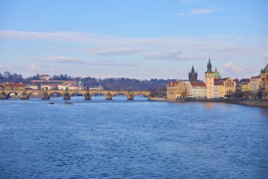 Prague, Çek Cumhuriyeti güzel görünümünü Dvorak dolgu, Vltava Nehri ve Prag eski şehir. Prague, Çek Cumhuriyeti merkezi Panoraması.