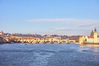 Prague, Çek Cumhuriyeti güzel görünümünü Dvorak dolgu, Vltava Nehri ve Prag eski şehir. Prague, Çek Cumhuriyeti merkezi Panoraması.