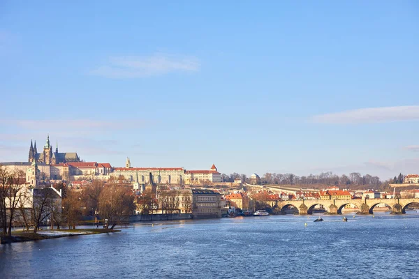 Prague, Çek Cumhuriyeti güzel görünümünü Dvorak dolgu, Vltava Nehri ve Prag eski şehir. Prague, Çek Cumhuriyeti merkezi Panoraması.