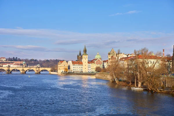Prague, Çek Cumhuriyeti güzel görünümünü Dvorak dolgu, Vltava Nehri ve Prag eski şehir. Prague, Çek Cumhuriyeti merkezi Panoraması.