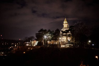 Old Town ve Prag Kalesi hava görünümünü alacakaranlıkta, Prague, Çek Cumhuriyeti Prag köprüler içinde batımında atış bir kuş bakışı