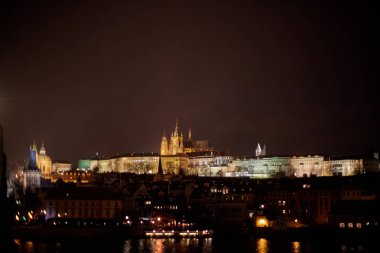 Old Town ve Prag Kalesi hava görünümünü alacakaranlıkta, Prague, Çek Cumhuriyeti Prag köprüler içinde batımında atış bir kuş bakışı