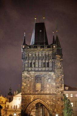 Old Town ve Prag Kalesi hava görünümünü alacakaranlıkta, Prague, Çek Cumhuriyeti Prag köprüler içinde batımında atış bir kuş bakışı