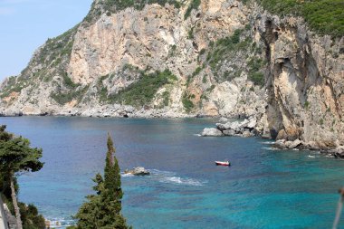 Yunanistan'da tatil. Tekneler ile sıcak mavi deniz. Güzel Akdeniz manzara
