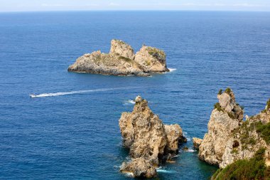 Yunanistan'da tatil. Tekneler ile sıcak mavi deniz. Güzel Akdeniz manzara
