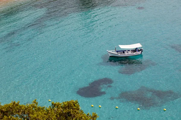 Urlaub Griechenland Warmes Blaues Meer Mit Booten Wunderschöne Mediterrane Landschaft — Stockfoto