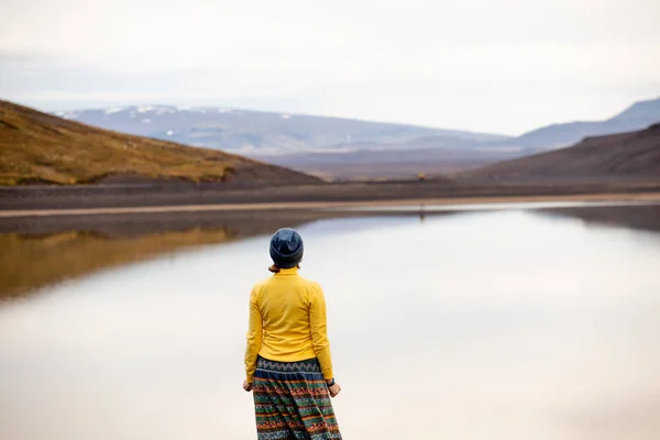 Jeune Fille Jaune Admire Vue Sur Rivière Colline Dans Les — Photo