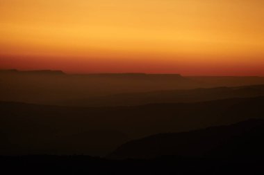 Yatay, dağlar ve güneş. Gün batımı. Dağ manzarası. Arka plan