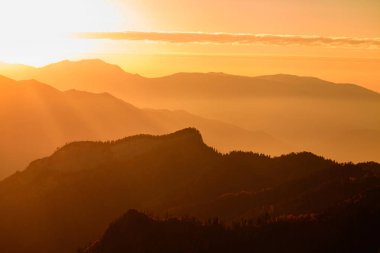 Yatay, dağlar ve güneş. Gün batımı. Dağ manzarası. Arka plan