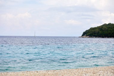 Akdeniz Yelkenli Yat. Seyahat ve aktif yaşam tarzı kavramı. Taş plaj ve sıcak deniz