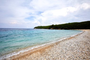 Akdeniz Yelkenli Yat. Seyahat ve aktif yaşam tarzı kavramı. Taş plaj ve sıcak deniz