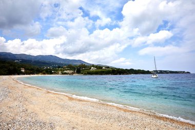 Akdeniz Yelkenli Yat. Seyahat ve aktif yaşam tarzı kavramı. Taş plaj ve sıcak deniz