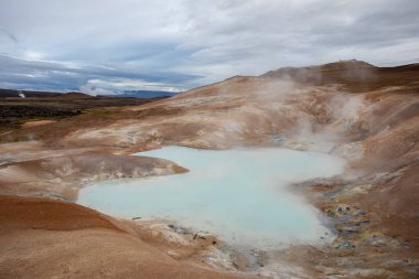 İzlanda Avrupa jeotermal alanlar. Beyaz bulut Buhar yayarlar geysers ve fumaroles