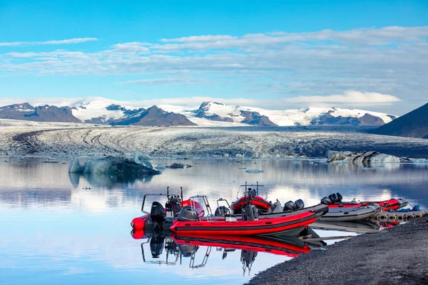 ボートに乗って氷のラグーン アイスランド フィヨルドと氷氷山の日当たりの良い冷ややかなビュー — ストック写真