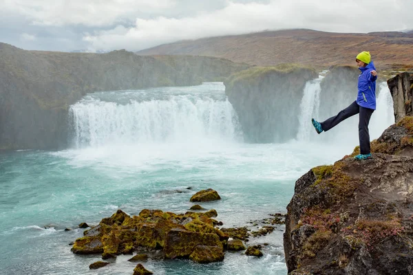 若い女では 崖の端に滝を賞賛します 秋旅行の風景 ヨーロッパ アイスランド — ストック写真