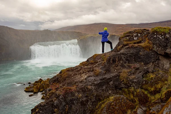 Mladá Žena Obdivuje Vodopád Okraji Útesu Podzimní Pohled Cestování Islandská — Stock fotografie