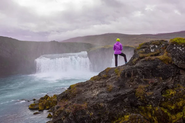 若い女では 崖の端に滝を賞賛します 秋旅行の風景 ヨーロッパ アイスランド — ストック写真