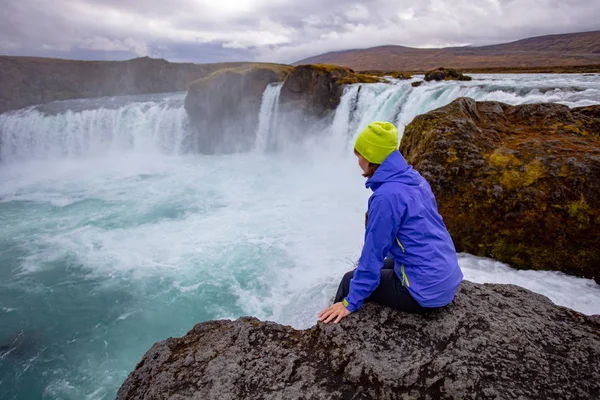 Eine Junge Frau Bewundert Einen Wasserfall Rande Einer Klippe Herbst — Stockfoto