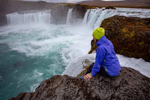 Eine Junge Frau Bewundert Einen Wasserfall Rande Einer Klippe Herbst — Stockfoto