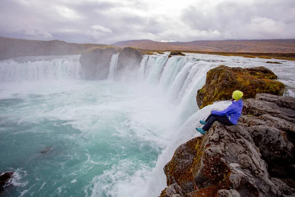 Une Jeune Femme Admire Une Cascade Bord Une Falaise Vue — Photo